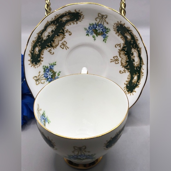 Queen Anne 8362 Bone China England Teacup & Saucer, White w/Evergreen Scrolls - Picture 9 of 10